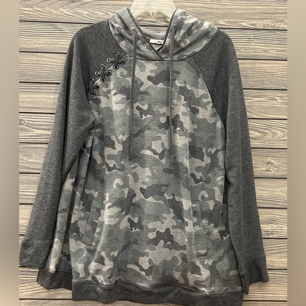 Women’s XL Maurice’s Camo Hooded Serstshirt